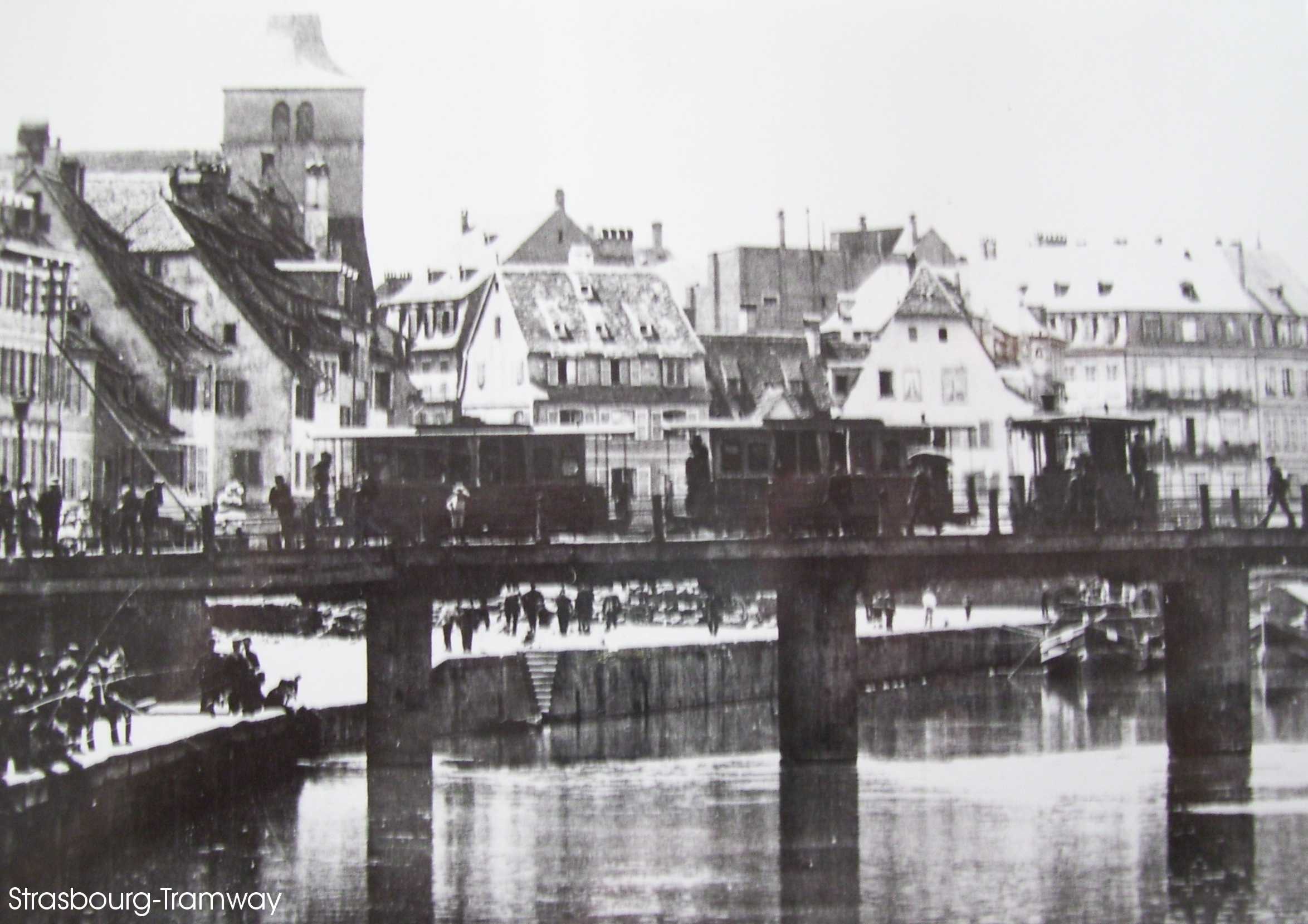 Tramway à vapeur de la ligne allant à la Robertsau, sur le Pont Royal.
